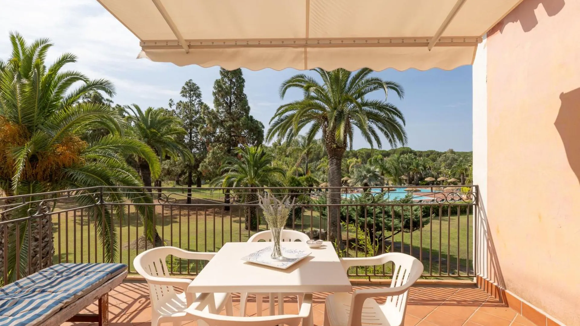 Isa-Residence With Swimming-Pool In Santa Margherita Di Pula, Apartments With Air Conditioning And Private Outdoor Space At Only 250 M From The Beach